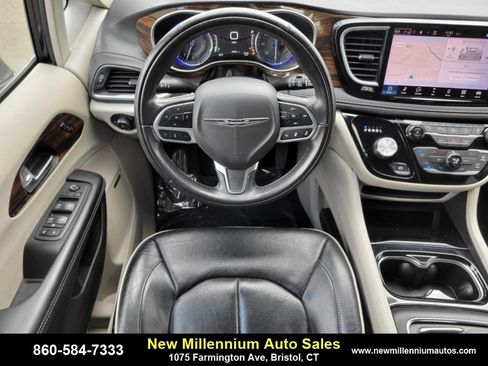 Used 2022 Chrysler Pacifica Limited image 13