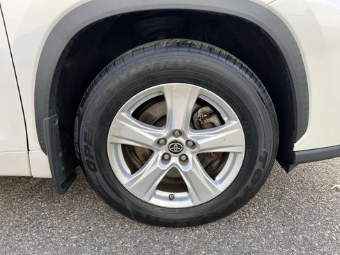 Used 2020 Toyota Highlander L image 11