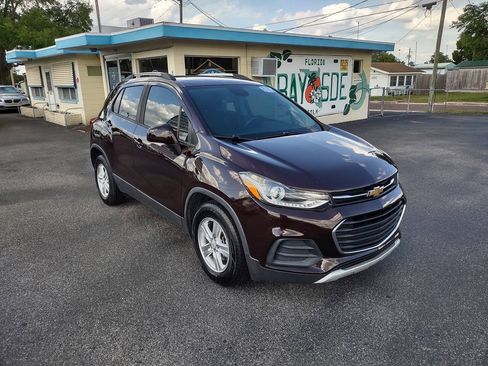 Used 2021 Chevrolet Trax LT w/ LT Convenience Package FWD image 3