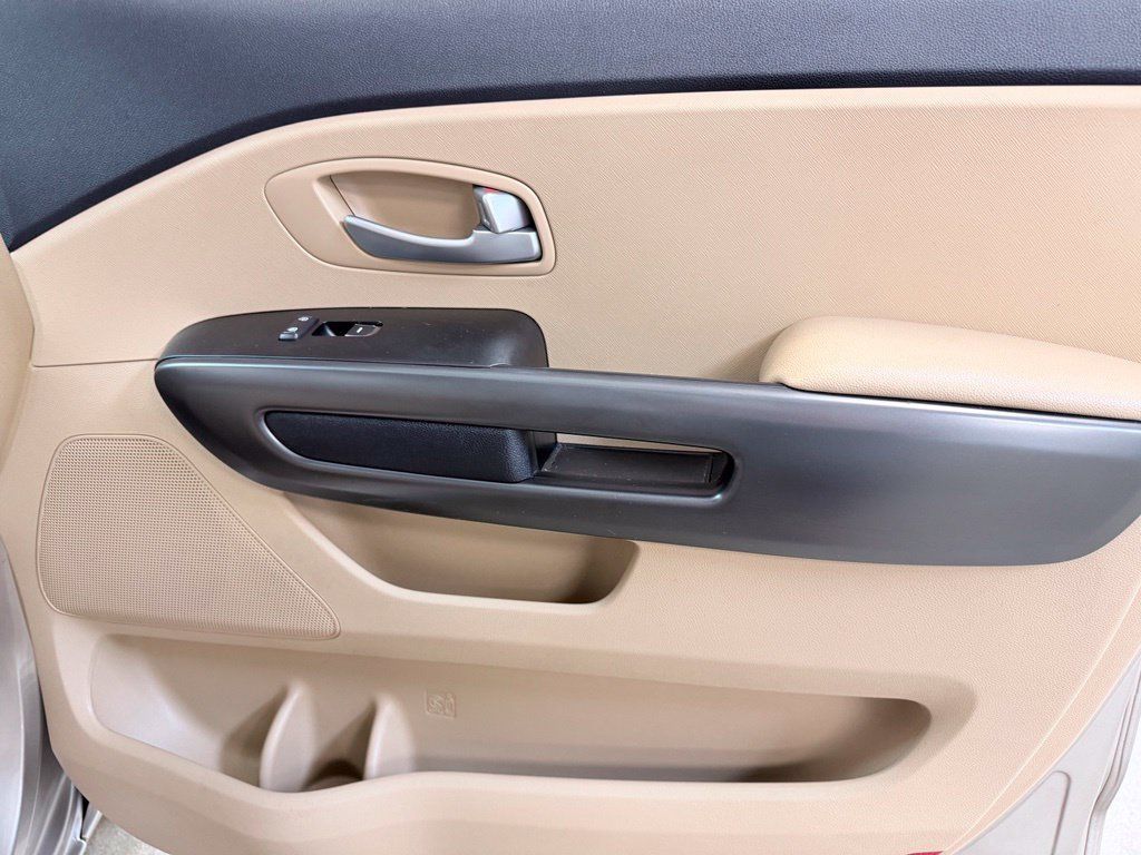 Used 2017 Kia Sedona LX FWD image 35