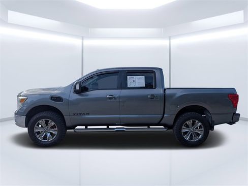 Used 2017 Nissan Titan SV image 5