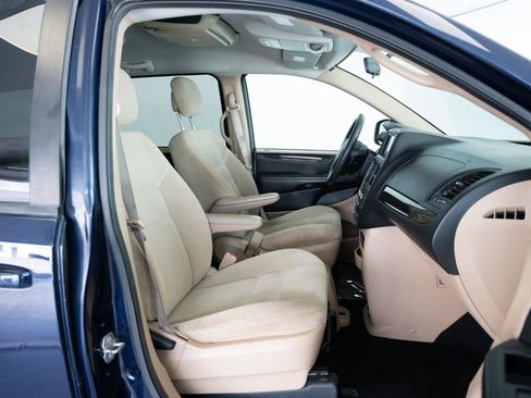 Used 2016 Dodge Grand Caravan SE w/ Quick Order Package 29E SE FWD image 12