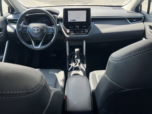 Used 2025 Toyota Corolla Cross XLE image 17