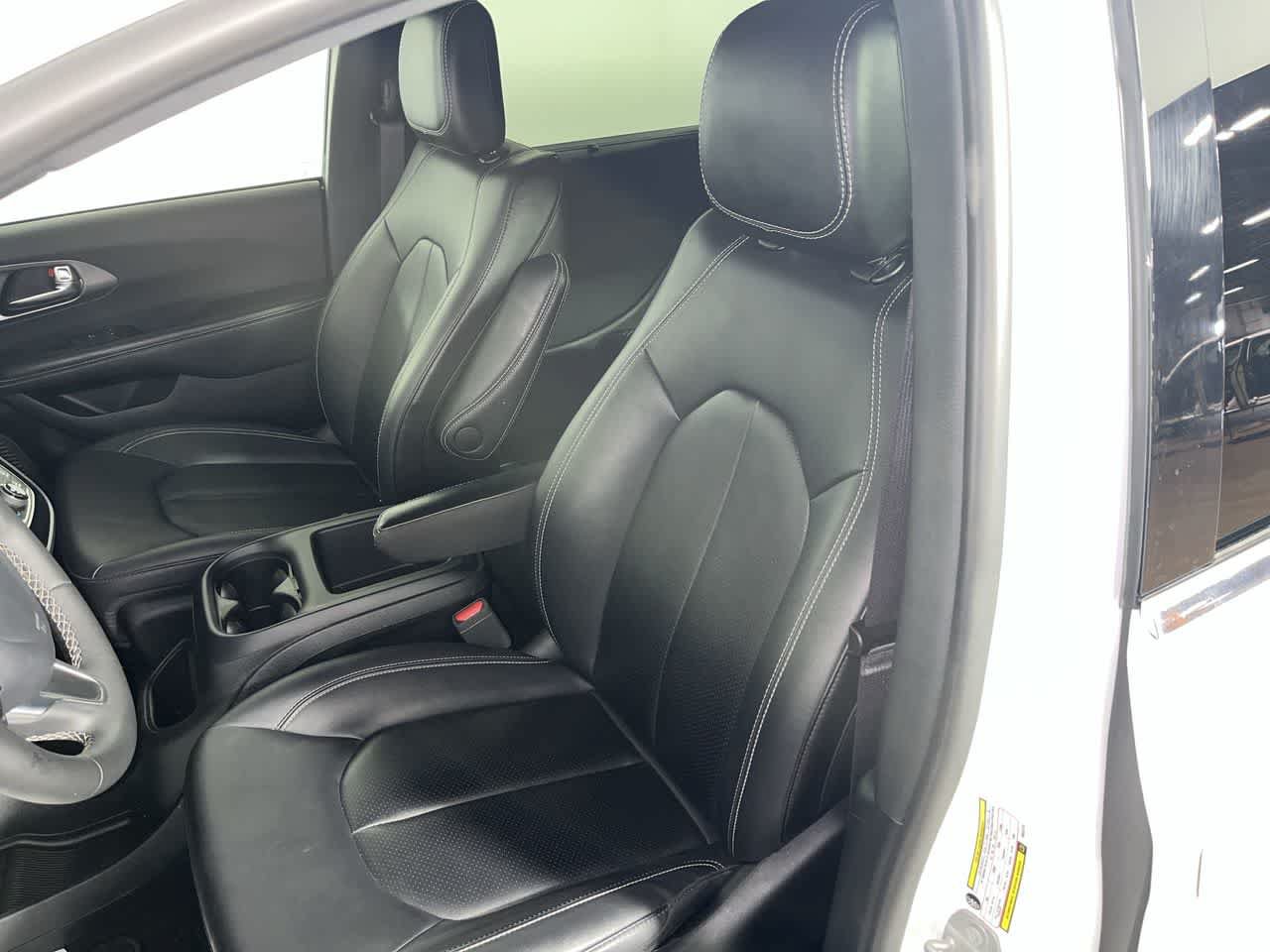 Used 2025 Chrysler Pacifica Select FWD image 15