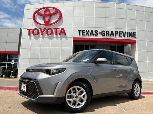 Used 2025 Kia Soul LX w/ LX Technology Package FWD image 2