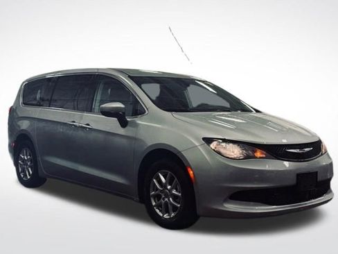 Used 2023 Chrysler Voyager LX image 4