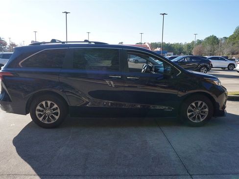 Used 2021 Toyota Sienna XLE image 24