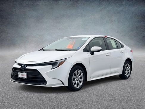 Used 2025 Toyota Corolla LE image 7