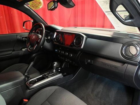 Used 2018 Toyota Tacoma TRD Off-Road image 8