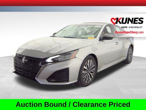 Used 2024 Nissan Altima 2.5 SV image 1