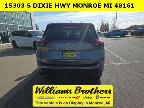 Used 2024 Nissan Rogue SV image 6