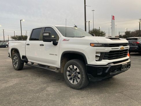 Used 2024 Chevrolet Silverado 2500 Custom w/ Custom Convenience Package image 3