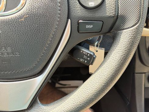 Used 2015 Toyota Corolla LE FWD image 61