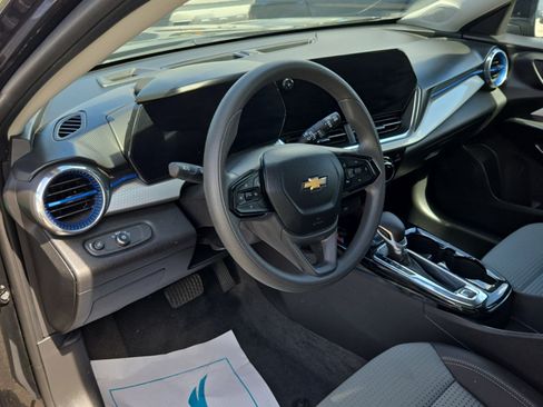 Used 2025 Chevrolet Trax LT FWD image 10