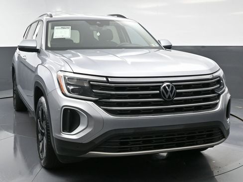 Used 2024 Volkswagen Atlas SE w/ Black Wheel Package image 4