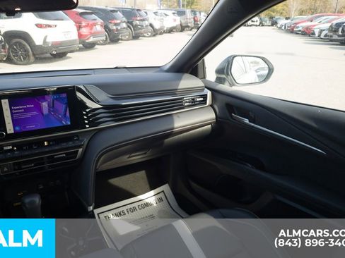 Used 2025 Toyota Camry SE image 18