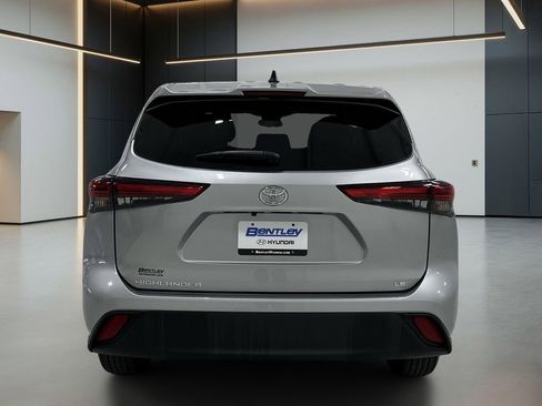 Used 2023 Toyota Highlander LE FWD image 4