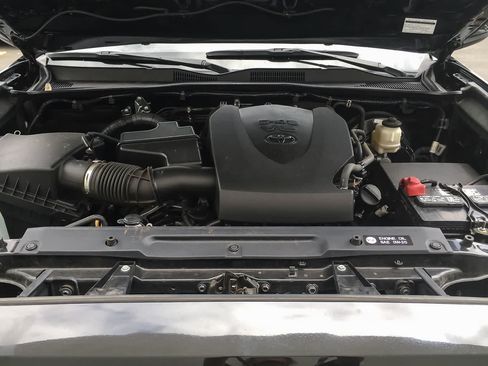 Used 2016 Toyota Tacoma SR5 RWD image 9
