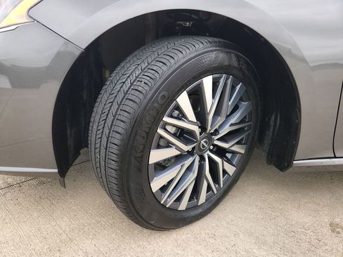 Used 2025 Nissan Altima 2.5 SV FWD image 30