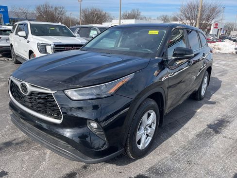 Used 2023 Toyota Highlander LE image 3