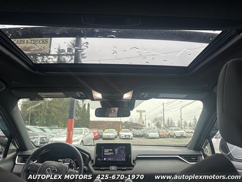 Used 2023 Toyota RAV4 SE image 15