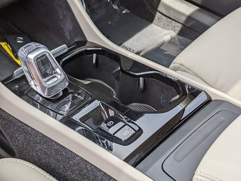 Certified 2023 Volvo XC40 B5 Plus AWD/4WD image 20