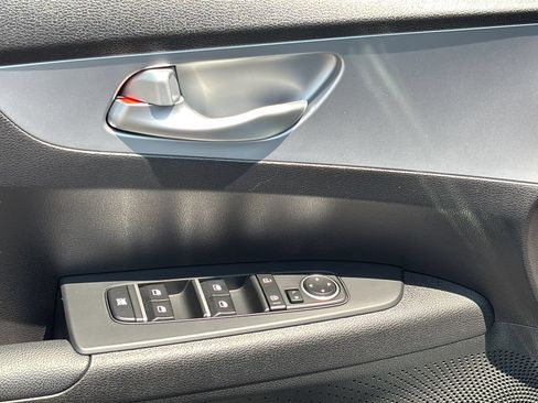 Used 2023 Kia Forte LXS w/ LXS Technology Package FWD image 12