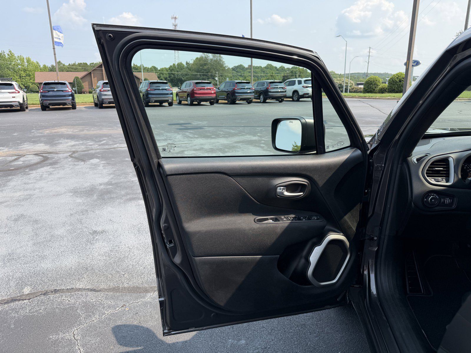 Used 2021 Jeep Renegade Latitude FWD image 16