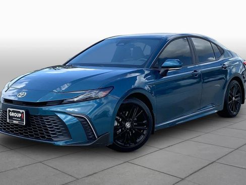 Used 2025 Toyota Camry SE FWD image 2