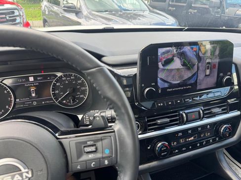 Used 2024 Nissan Pathfinder SL w/ SL Premium Package FWD image 11
