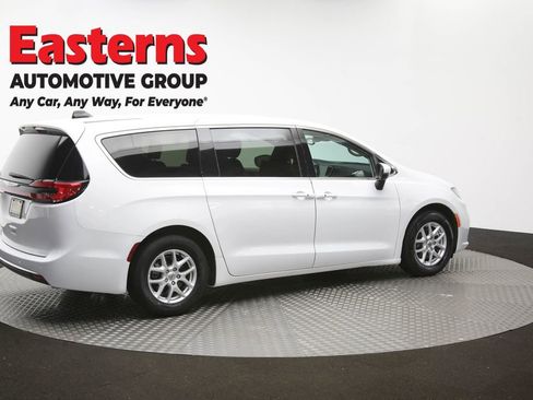 Used 2023 Chrysler Pacifica Touring-L FWD image 42