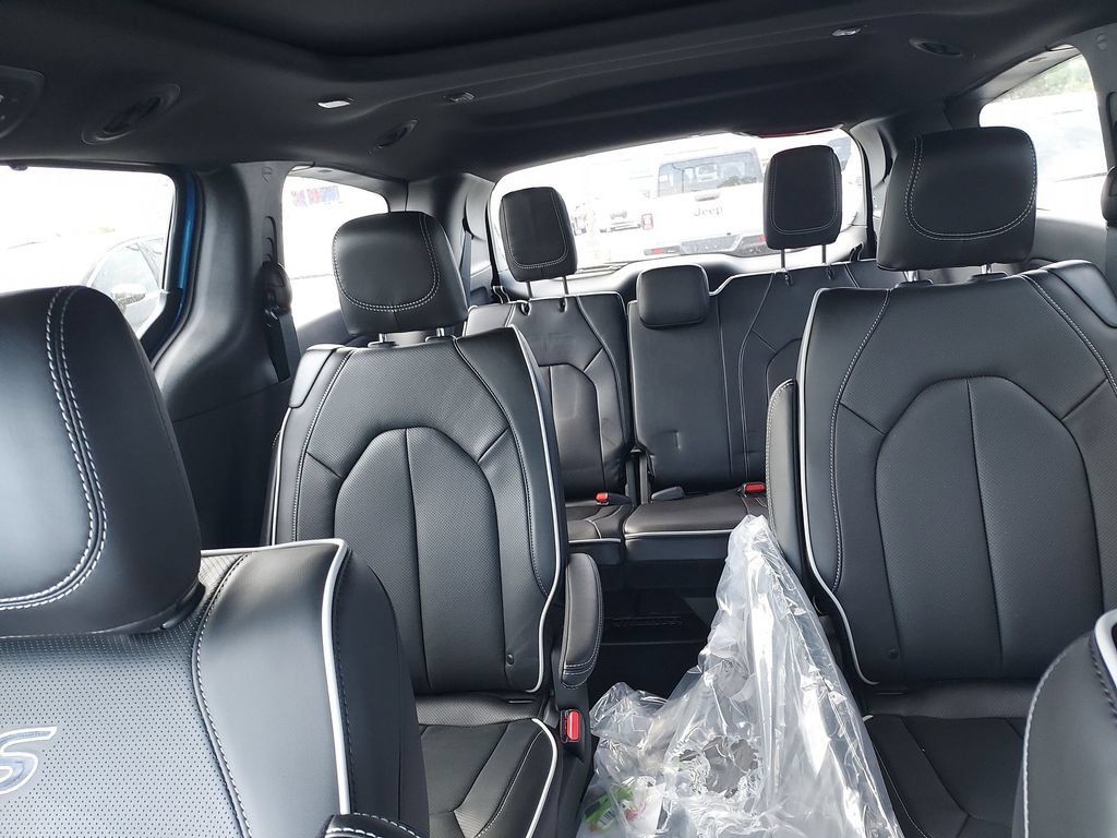 New 2026 Chrysler Pacifica Limited w/ S Appearance Package FWD image 13