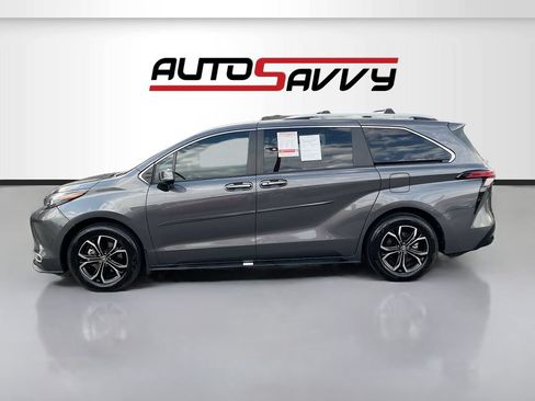 Used 2025 Toyota Sienna Platinum AWD/4WD image 4