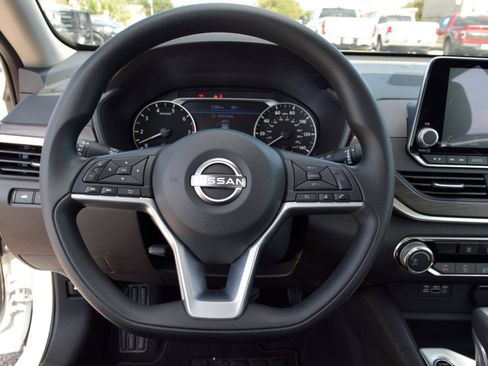 Used 2025 Nissan Altima 2.5 SV AWD/4WD image 6