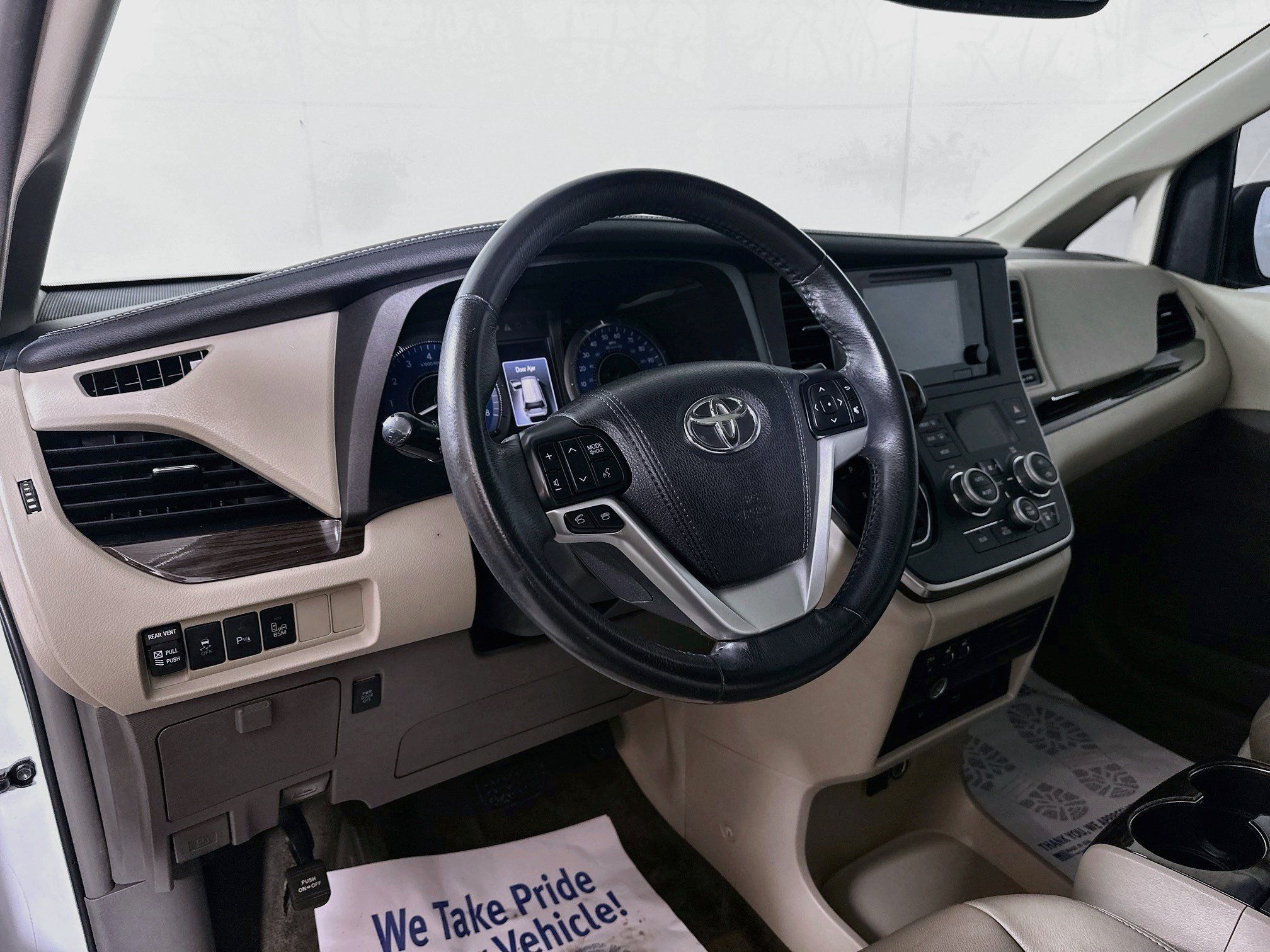 Used 2017 Toyota Sienna XLE Premium FWD image 9