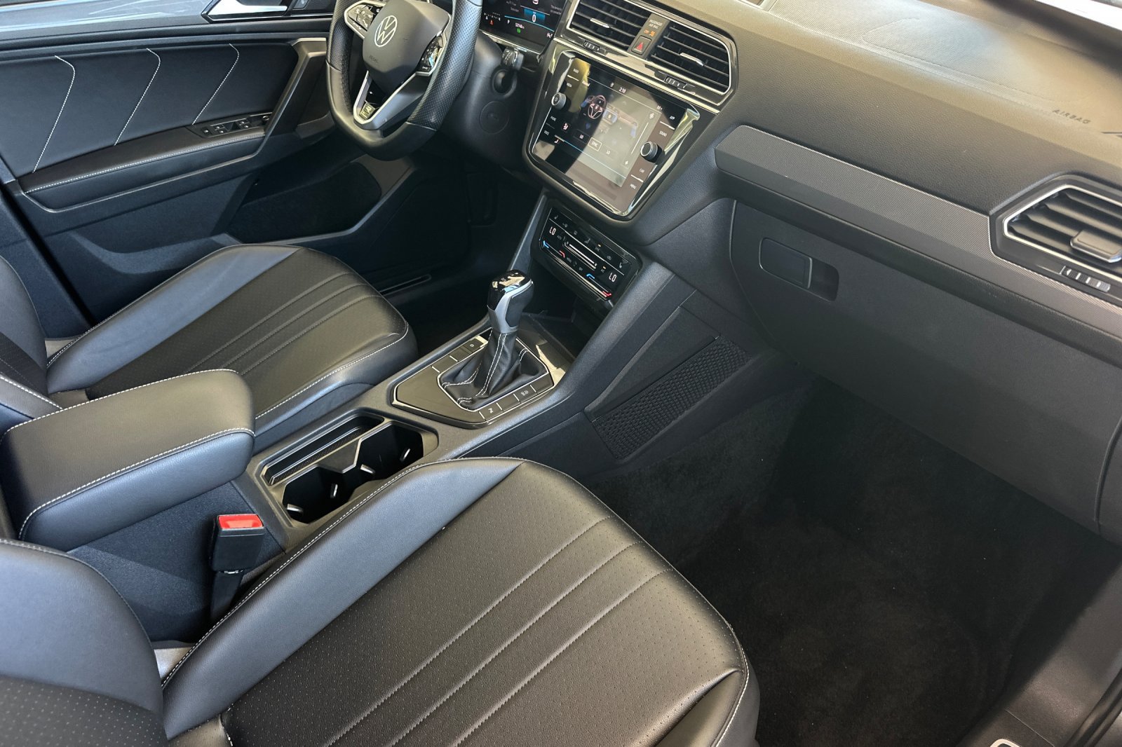 Used 2023 Volkswagen Tiguan SE R-Line FWD image 17