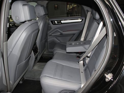 Used 2023 Porsche Cayenne S image 18