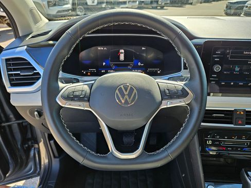 Used 2025 Volkswagen Taos SE AWD/4WD image 16