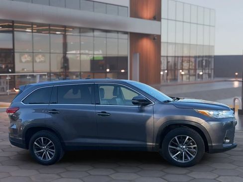 Used 2019 Toyota Highlander XLE FWD image 12