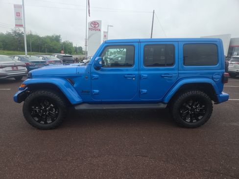 Used 2022 Jeep Wrangler Unlimited Sahara AWD/4WD image 6