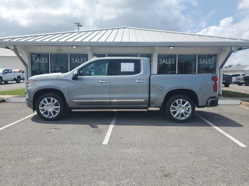 Used 2023 Chevrolet Silverado 1500 High Country w/ High Country Premium Package AWD/4WD image 2