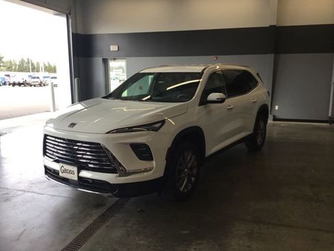 Used 2025 Buick Enclave Preferred image 4