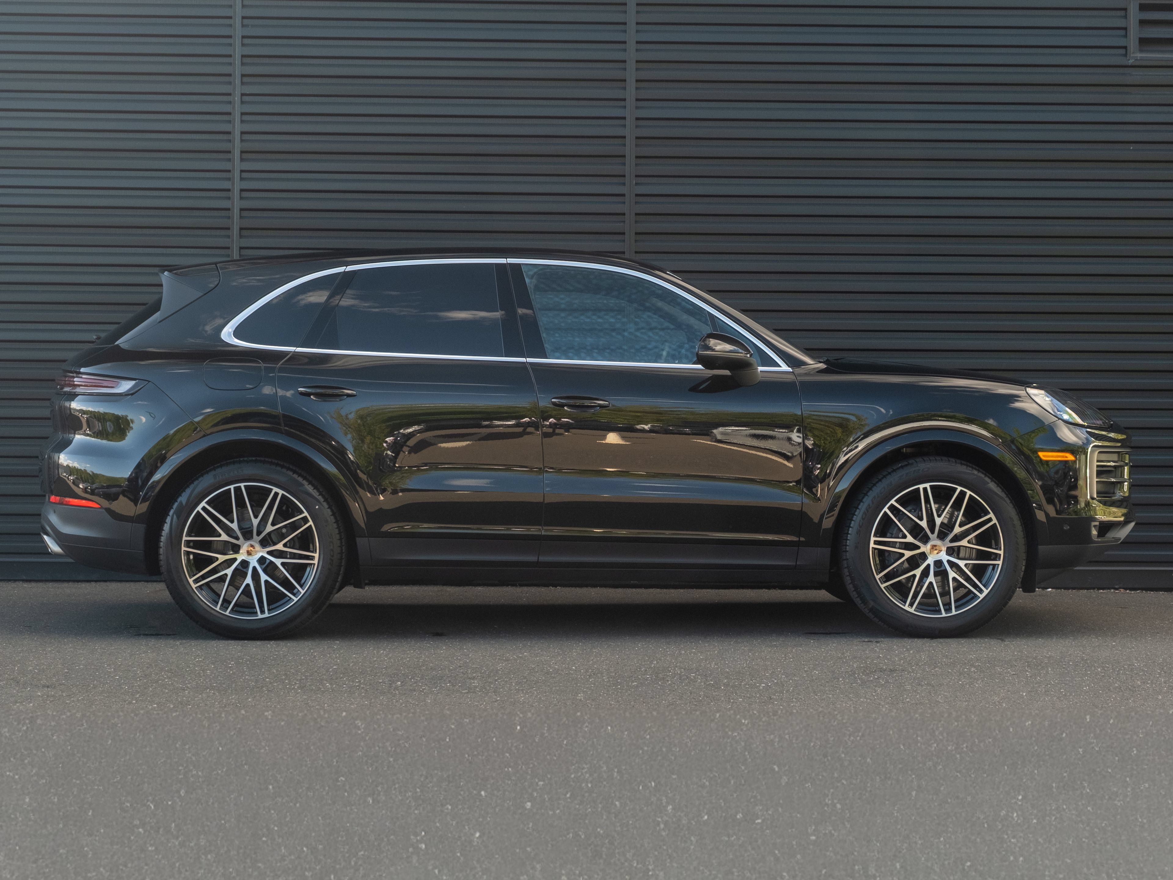 Certified 2025 Porsche Cayenne w/ Premium Package AWD/4WD image 9