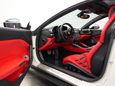 Used 2017 Ferrari GTC4Lusso AWD/4WD image 24