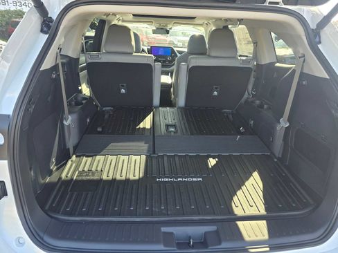 New 2026 Toyota Highlander Platinum image 17