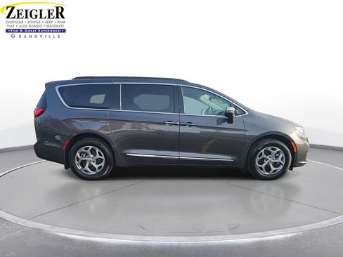 Used 2023 Chrysler Pacifica Limited w/ Uconnect Theater Family Group image 4
