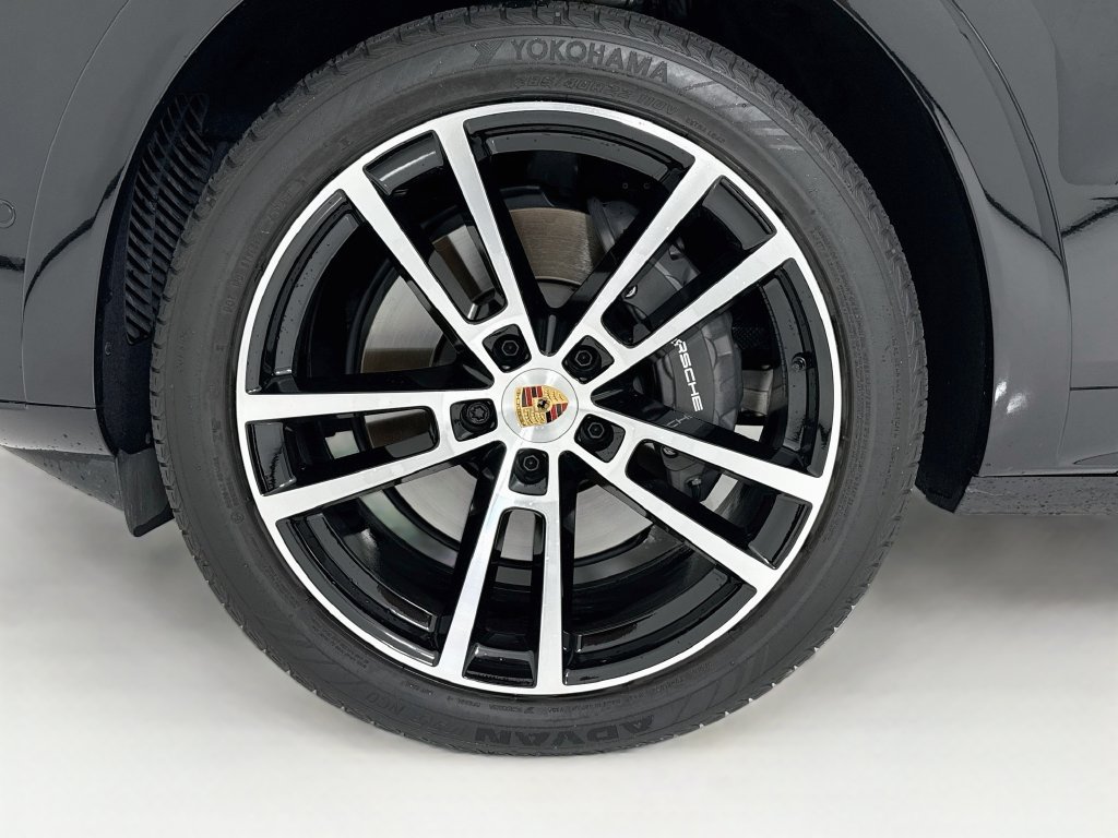 Certified 2025 Porsche Cayenne AWD/4WD image 11