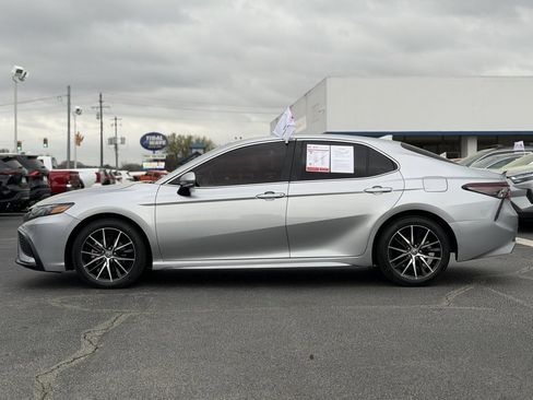 Used 2024 Toyota Camry SE w/ Convenience Package image 4
