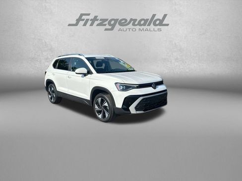Used 2025 Volkswagen Taos SE AWD/4WD image 1