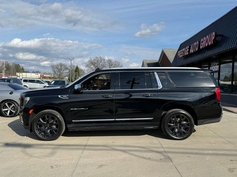 Used 2022 GMC Yukon XL SLT w/ SLT Premium Package image 4